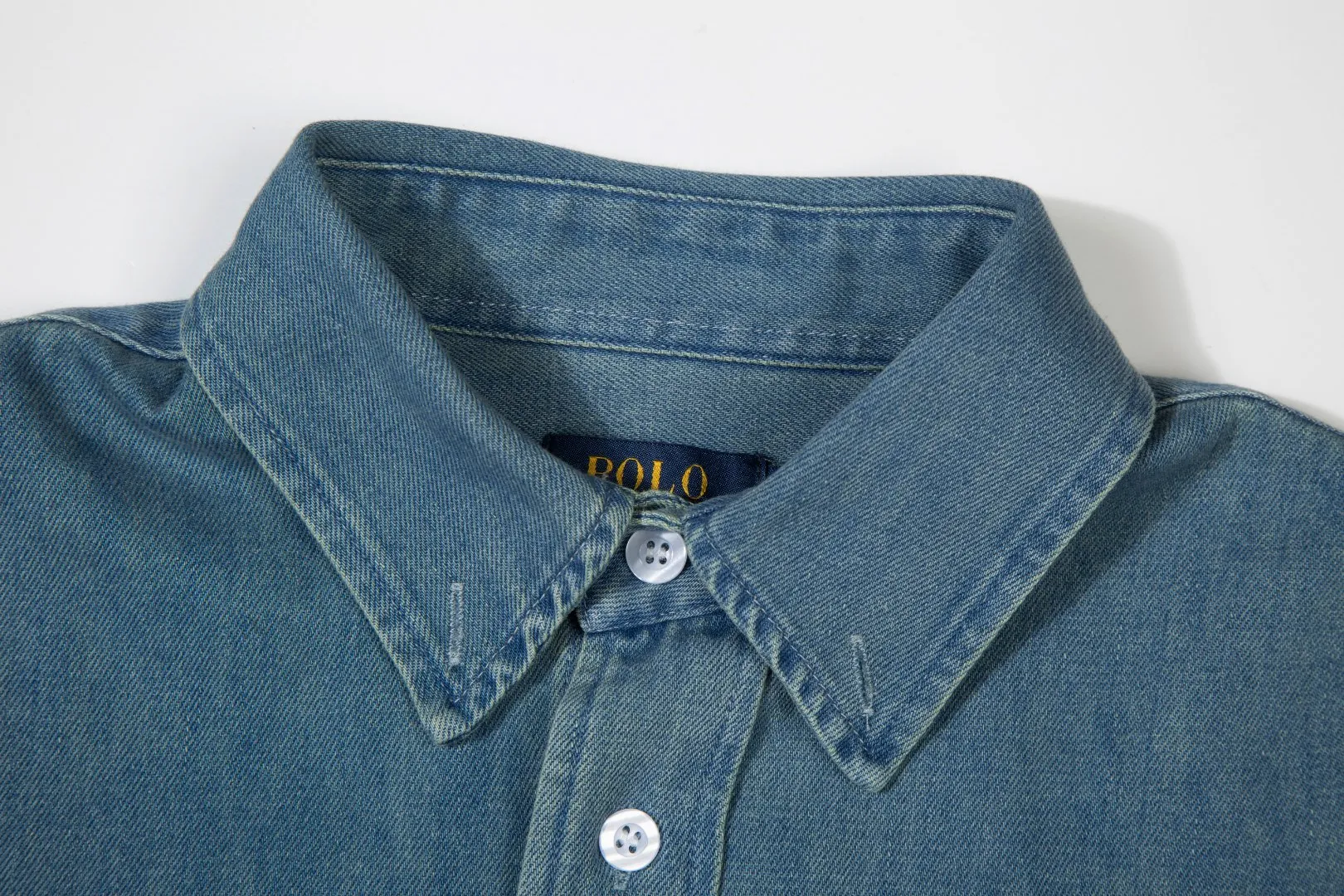 P250 White background picture [Hot new model] Model number: 25105# Color: Denim blue Size: S to A versatile shirt that can be worn in all seasons. It is oversized and has a translucent fade. It can be worn alone or layered as a jacket. It can also be worn as an inner layer of a sweater. It has a lightly distressed wash fade and is naturally white. The upper body is retro and casual. Save the mismatch.